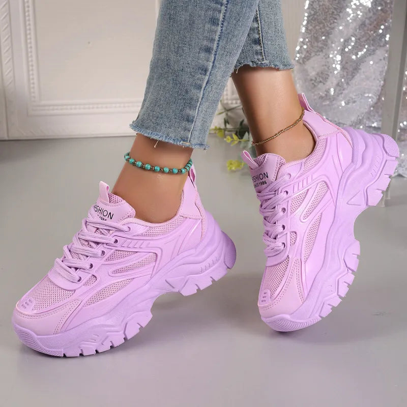 Casual women's sneakers, blending fashion and comfort for versatile everyday wear.