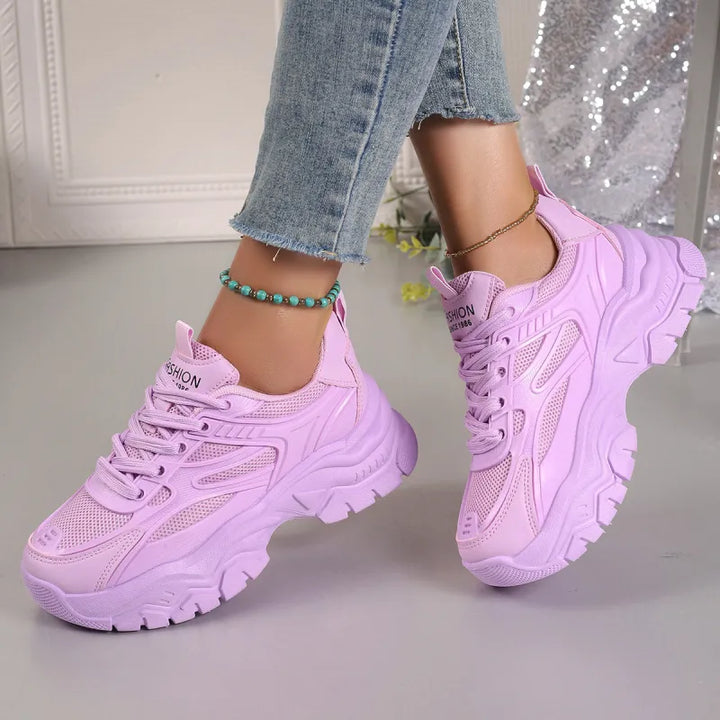 Casual women's sneakers, blending fashion and comfort for versatile everyday wear.