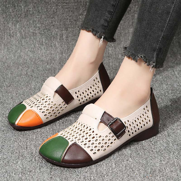 Open-toe women's flats, comfortable and lightweight with a trendy buckle.