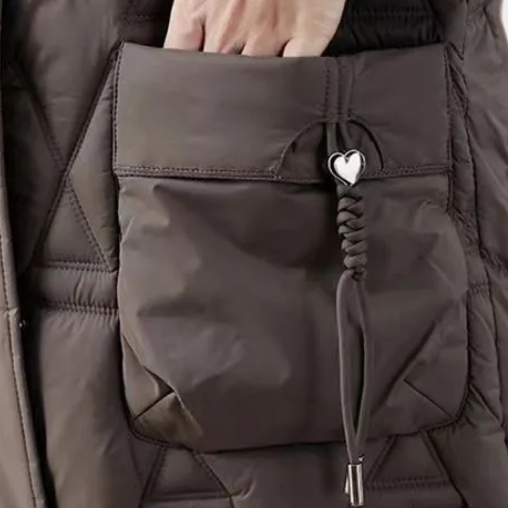 Versatile women's Romy quilted jacket. Stylish and comfortable, perfect for casual or chic looks.