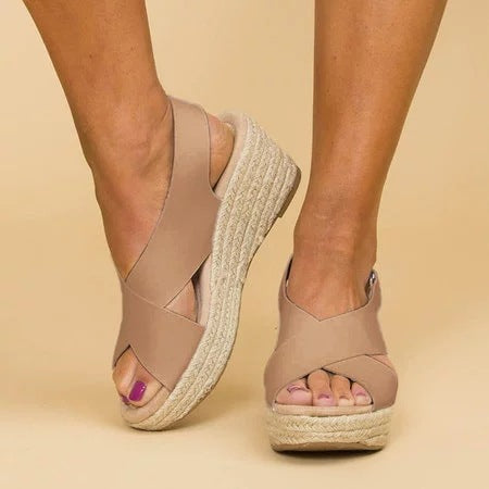 Stylish women's lightweight flat sandals, great for summer comfort, everyday wear, and beach activities.