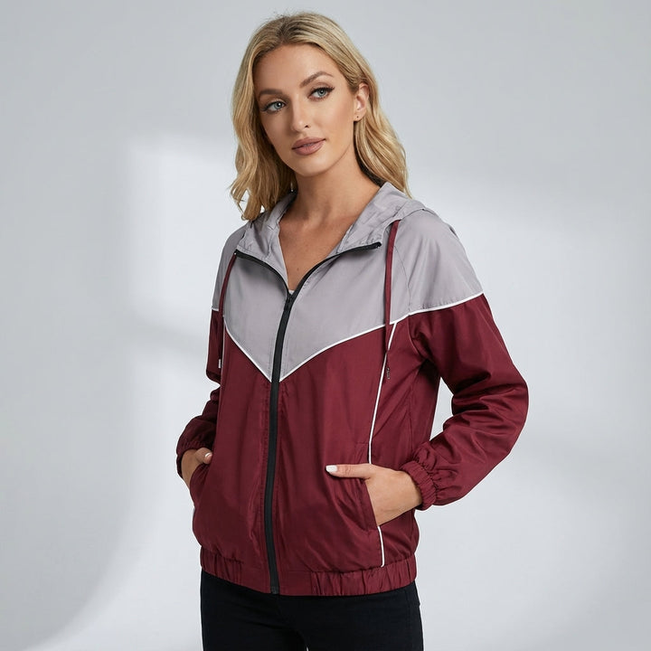 Athletic women's jacket in color block, featuring a water-repellent finish.
