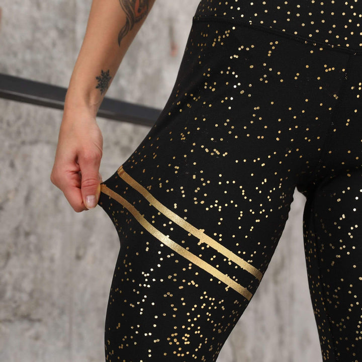 Athletic women's lila high-waist gym wear leggings. Ideal supportive workout pants for active women.