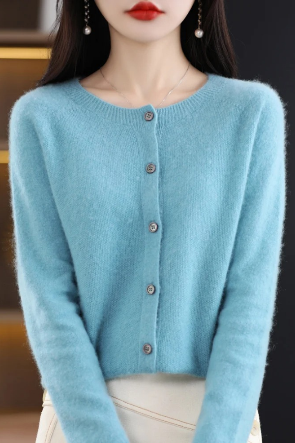 Cozy women's long cardigan with button-front, providing everyday comfort and versatile fashion.