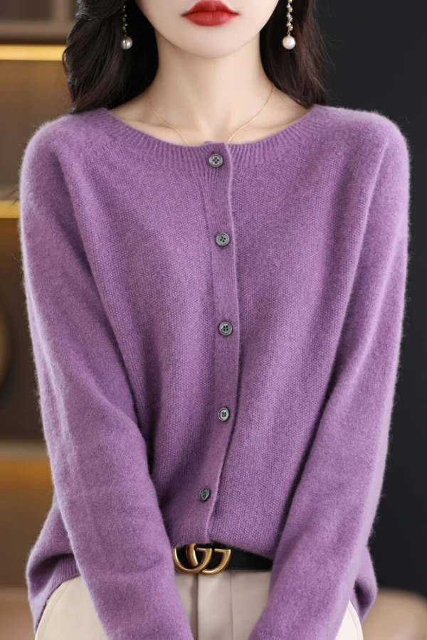 Chic women's long cardigan, buttoned-down, offering a relaxed yet elegant wear for various occasions.
