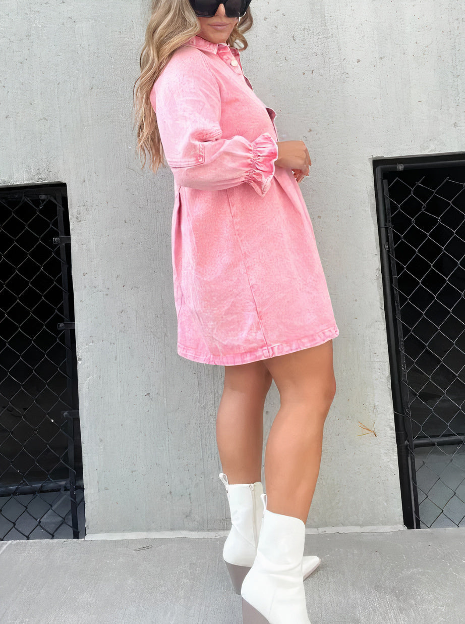 Chic women's long sleeve midi shirt dress. Versatile denim button-up, ideal for urban fashion & comfort.