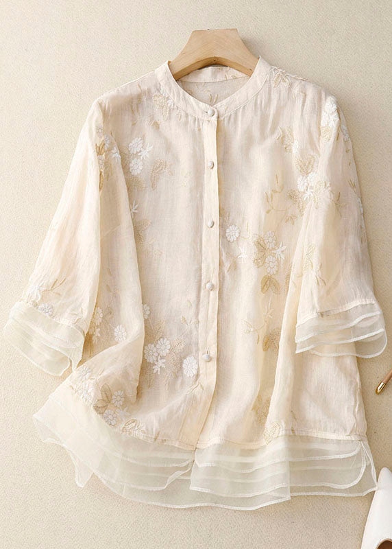 Stylish women's floral blouse with relaxed fit, ideal for sophisticated spring fashion.
