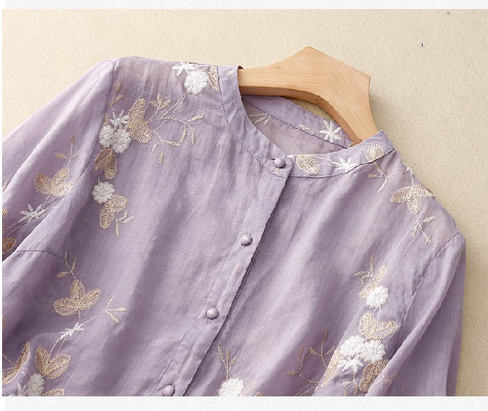 Women's elegant floral chic blouse, great for spring/summer, offers a relaxed fit.