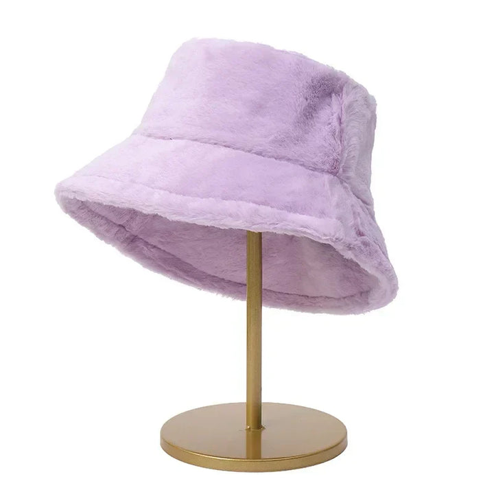 Fashionable women's faux fur bucket hat, a must-have for autumn-winter outfits.