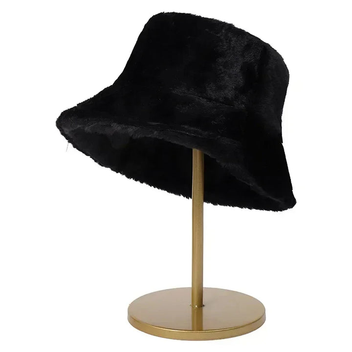 Soft faux fur bucket hat for women, ideal for a warm & chic autumn look.
