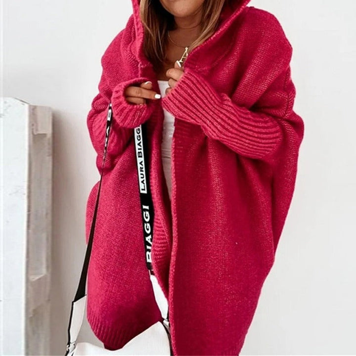 Cozy women's Luna cardigan, oversized hooded design, perfect for casual chic autumn outfits.