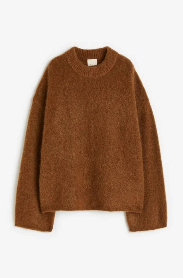 Simple yet elegant women's Luna sweater. Cozy top with an oversized fit, perfect for versatile fall fashion.