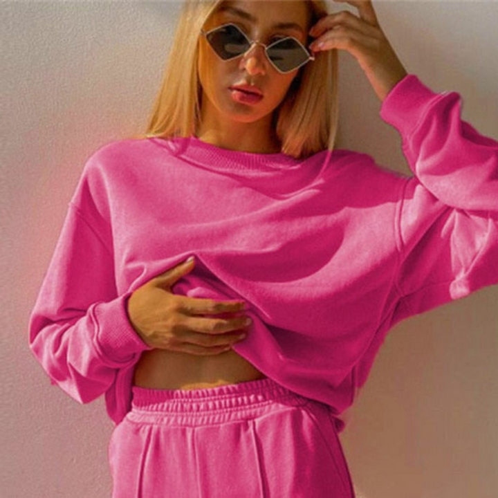 Comfortable women's tracksuit. A stylish 2-piece lounge wear set, ideal for cozy evenings or casual outings.