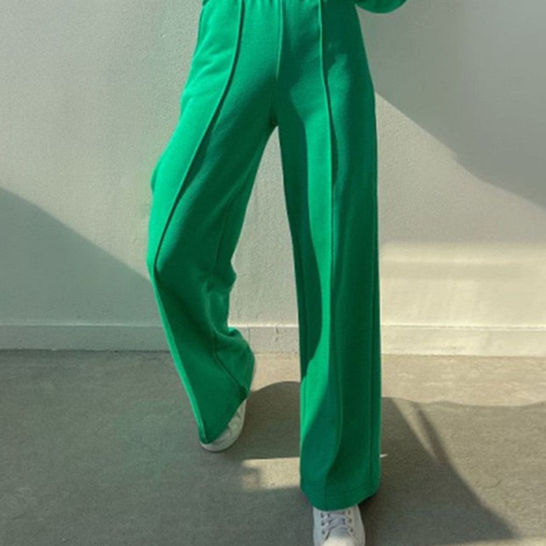 Elegant women's matching 2-piece tracksuit. Soft fabric, stylish design for cozy comfort & fall fashion.