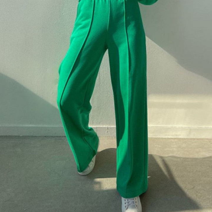 Elegant women's matching 2-piece tracksuit. Soft fabric, stylish design for cozy comfort & fall fashion.