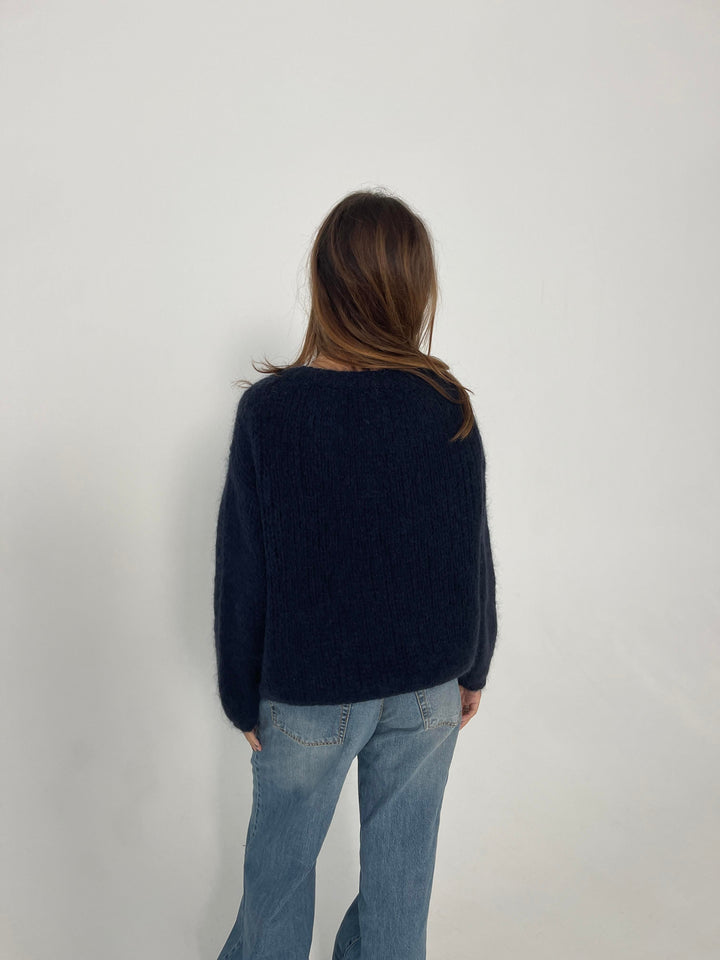 Women's autumn fashion sweater, long sleeve, relaxed fit, offering luxe comfort.