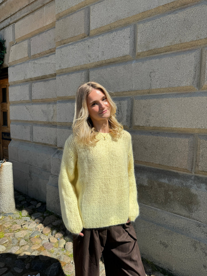 Chic long sleeve women's sweater, offering luxury comfort & a relaxed fit.