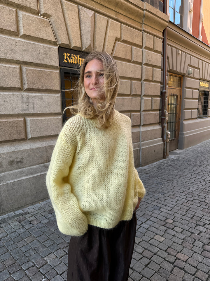 Versatile women's comfort sweater for casual wear, ideal for autumn & winter.
