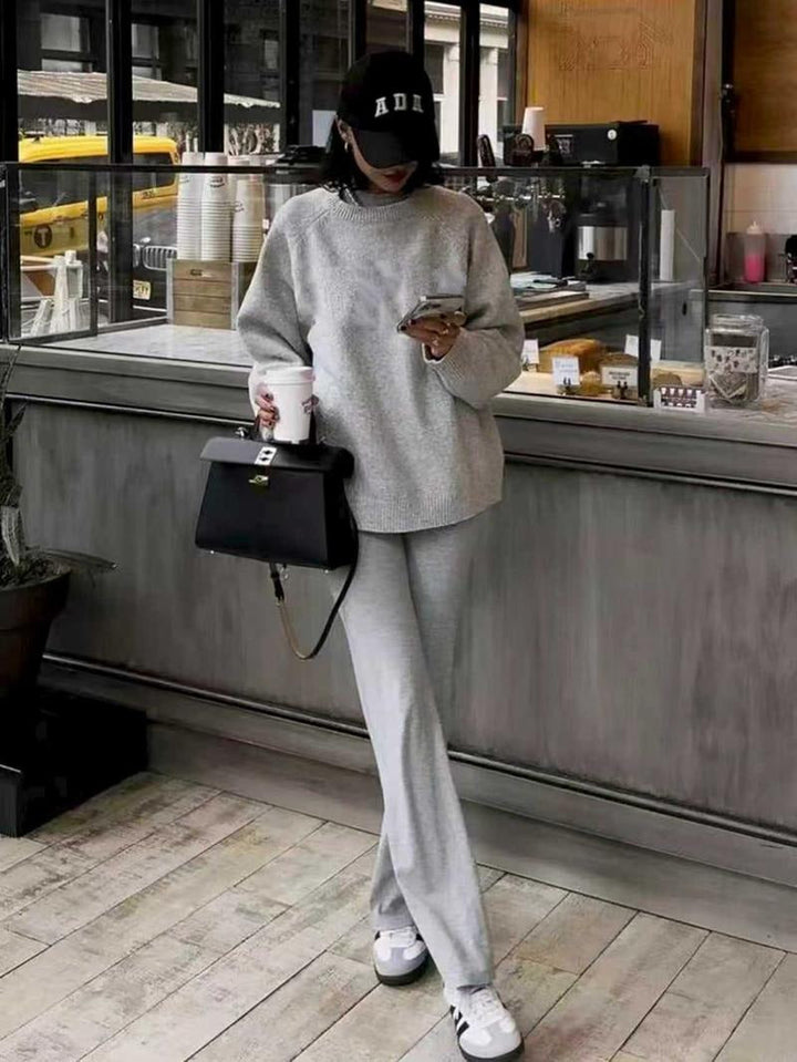Everyday fashion: Women's luxurious knit lounge set. Soft, comfortable two-piece loungewear in a viscose blend.