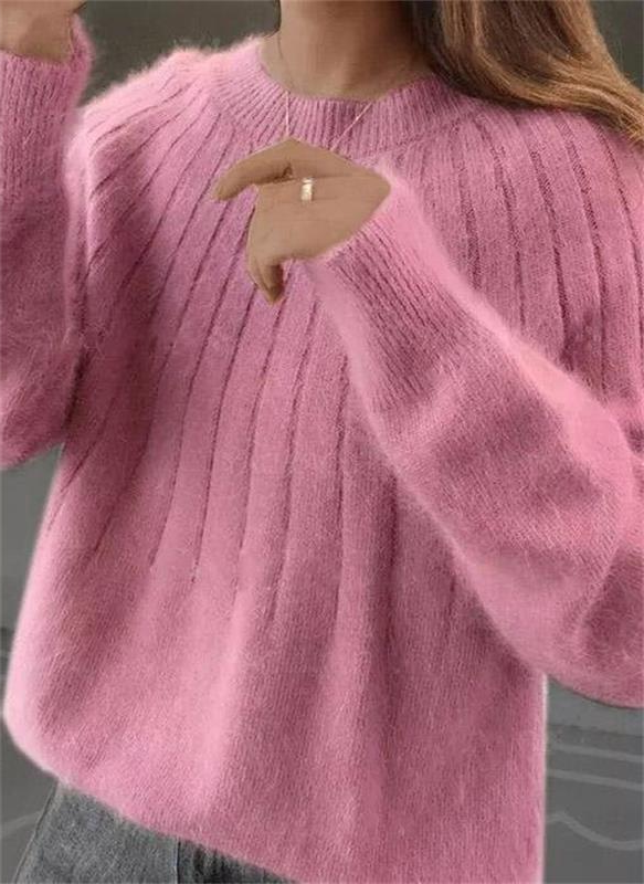 Stylish women's long sleeve cashmere knit sweater for elegant casual winter fashion.