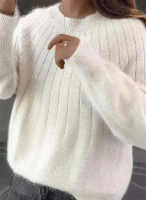 Warm & cozy women's cashmere knit sweater, perfect for stylish fall-winter layers.