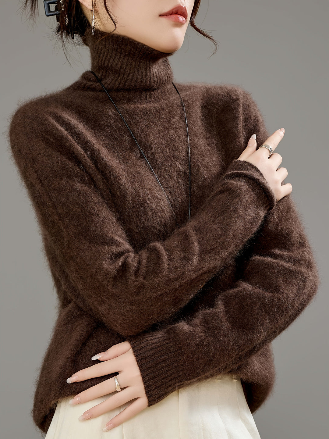 Women's luxurious turtleneck sweater, relaxed fit, ideal for cozy fall and winter fashion.