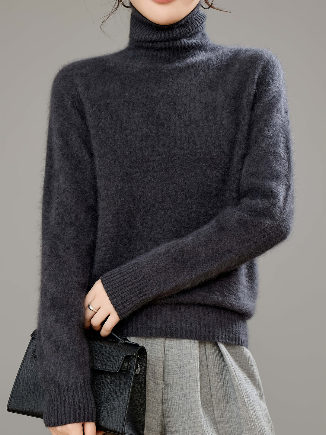 Solid color women's turtleneck sweater, luxurious and cozy, perfect for a relaxed fall look.