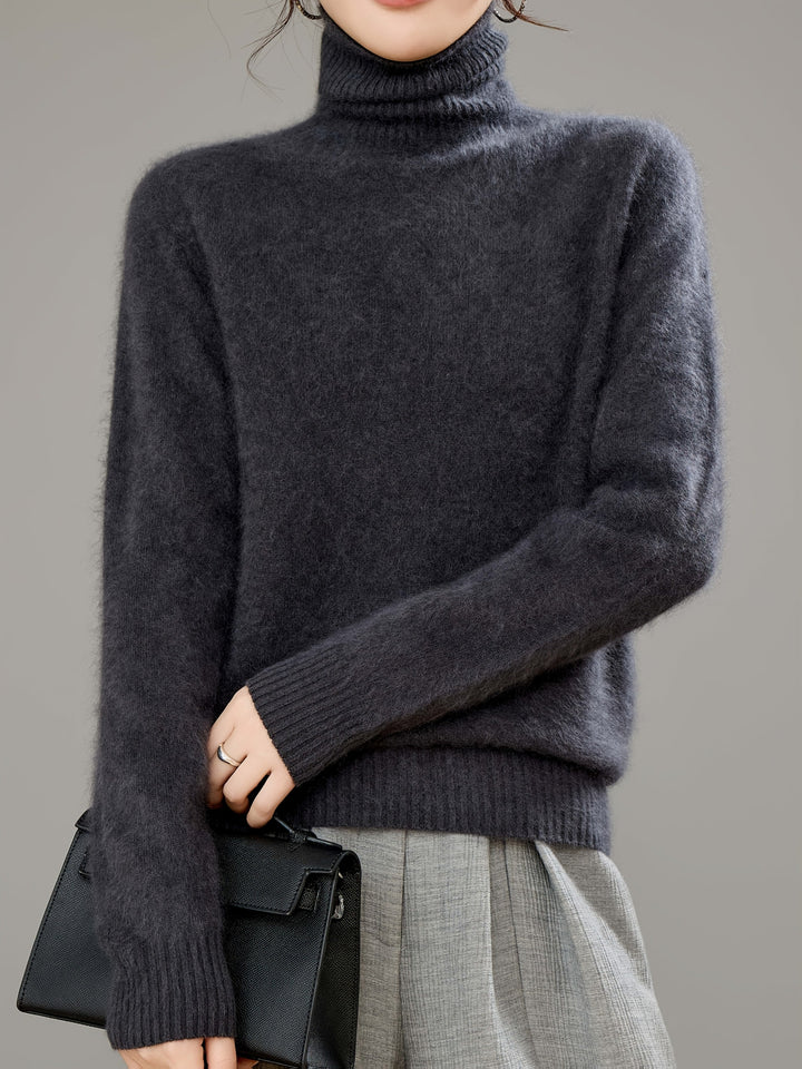 Solid color women's turtleneck sweater, luxurious and cozy, perfect for a relaxed fall look.