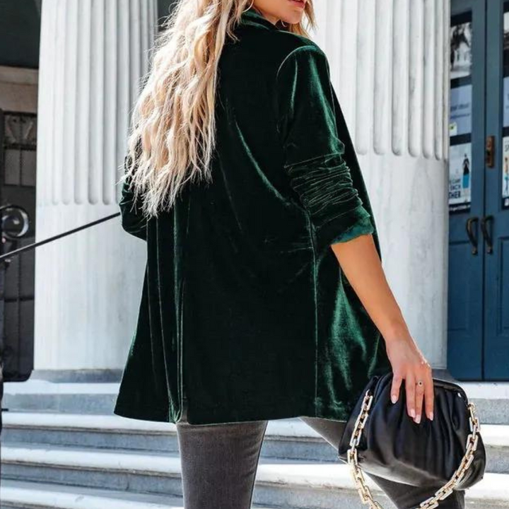 Effortless elegance: women's relaxed fit velvet coat, perfect for a chic winter style.