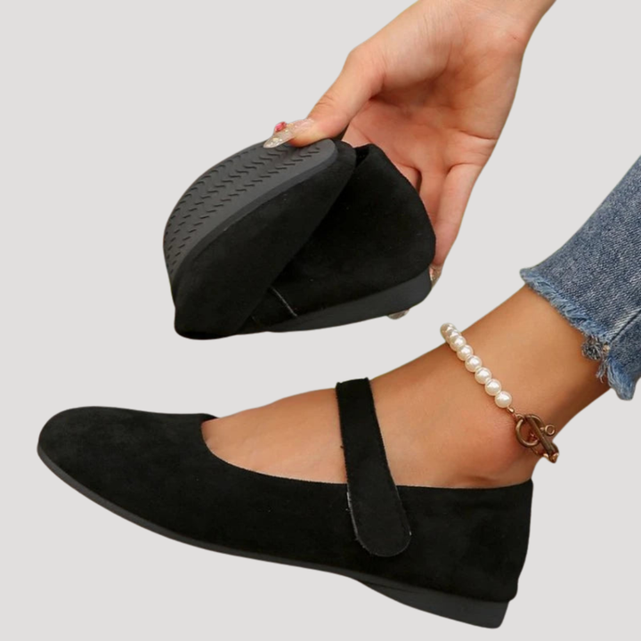 Versatile women's Mary Jane shoes, featuring a supportive buckle strap for all-day comfort and classic style.