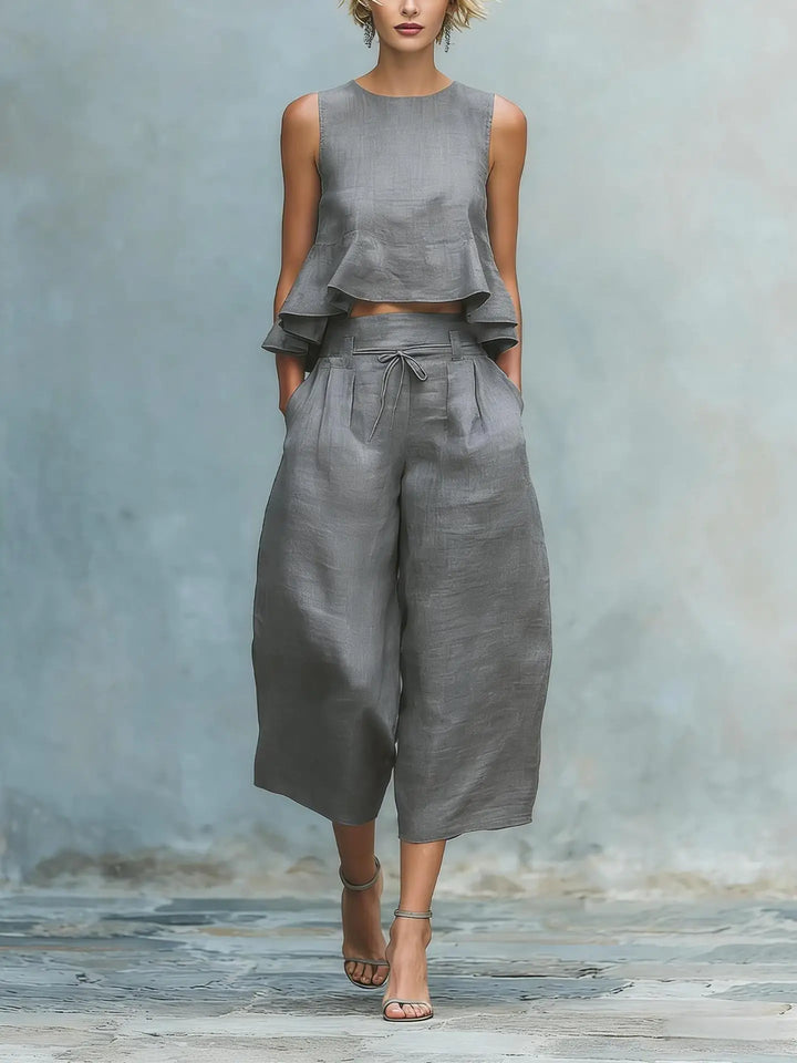 Women's chic crop top & wide leg pants set. Relaxed summer outfit, perfect for casual elegance.