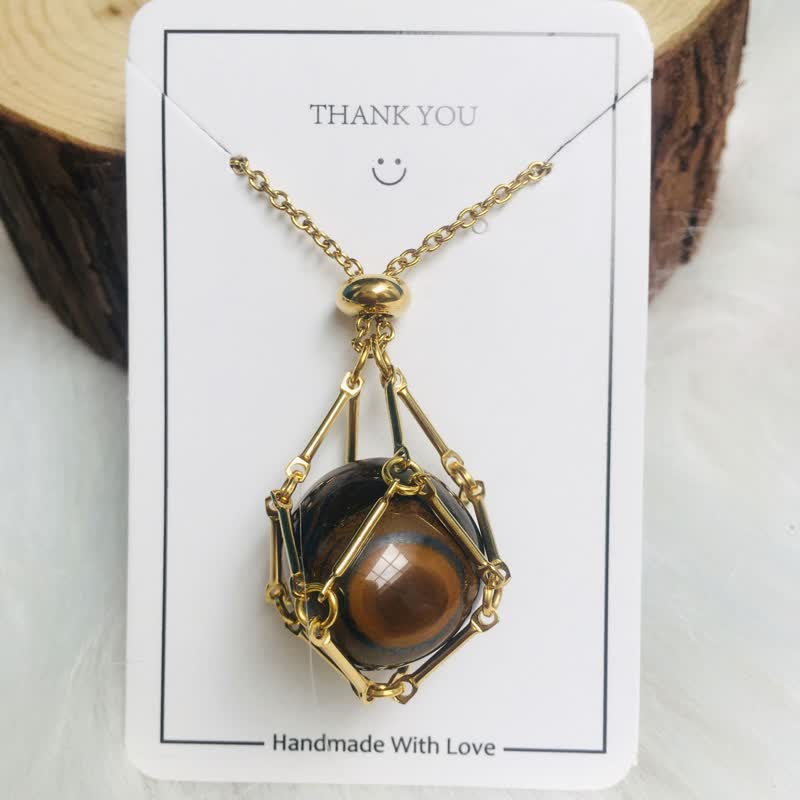Rose Quartz crystal pendant necklace for women. Natural healing stone, elegant design.