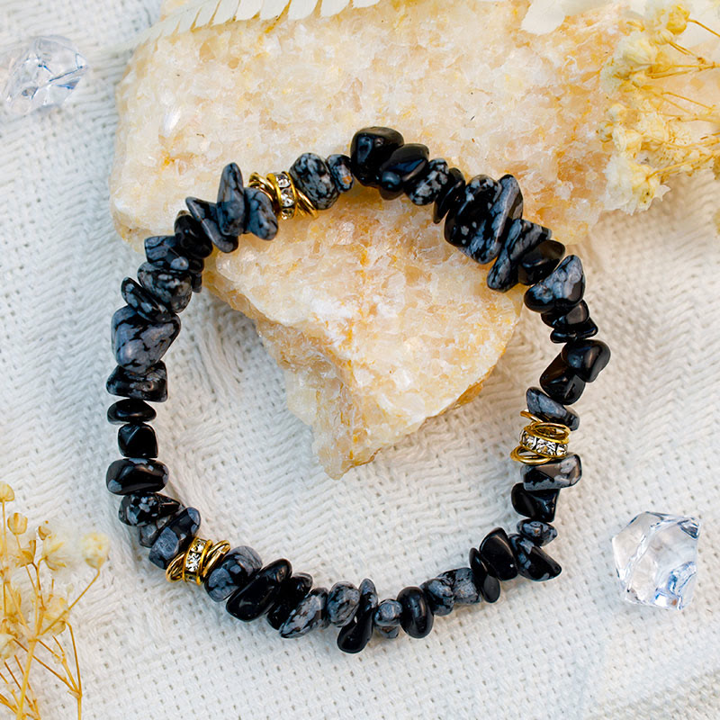 Stylish women's natural stone crystal bracelet. Beaded fashion jewelry.