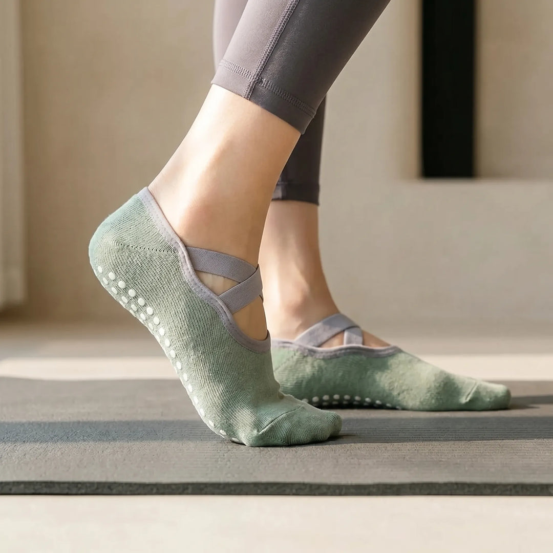 Women's non-slip ballet studio socks, ideal for yoga, Pilates & barre workouts.