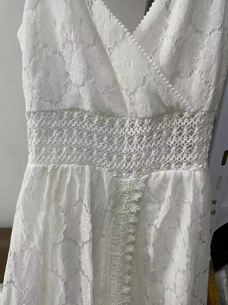 Easy-style women's loose-fit romper, a comfortable and chic summer playsuit for casual warm-weather fashion.
