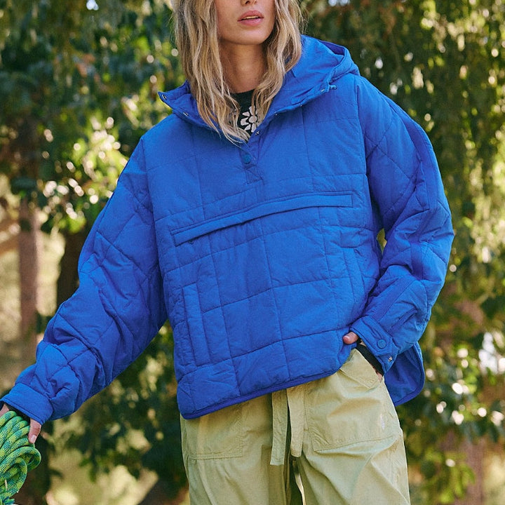 Side view of lightweight Noria women's puffer, water-resistant & packable, great for travel.