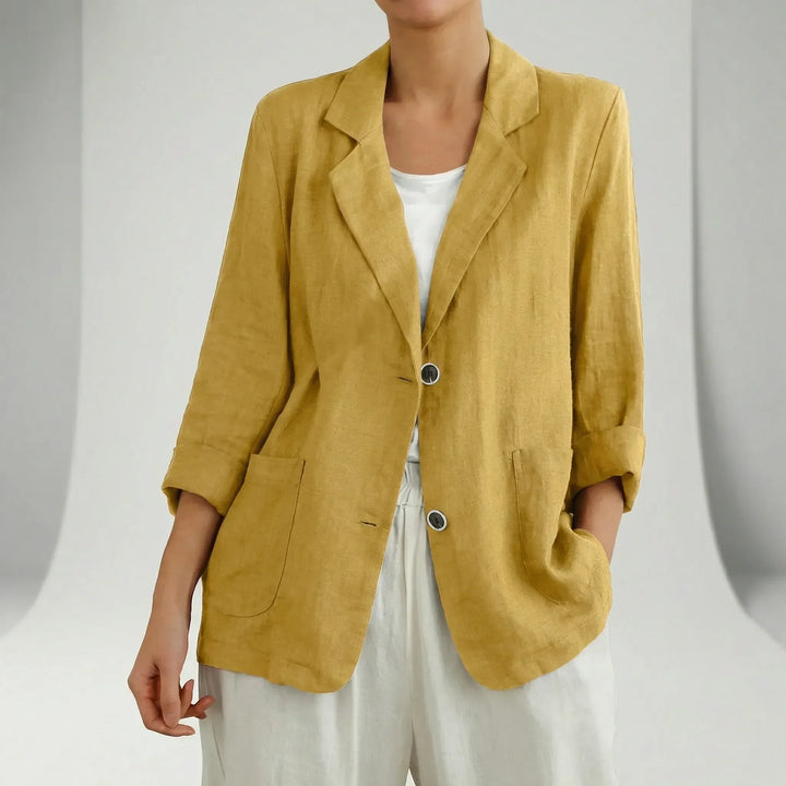 Stylish women's relaxed fit blazer. A comfortable, lightweight layering piece suitable for professional or casual outfits.