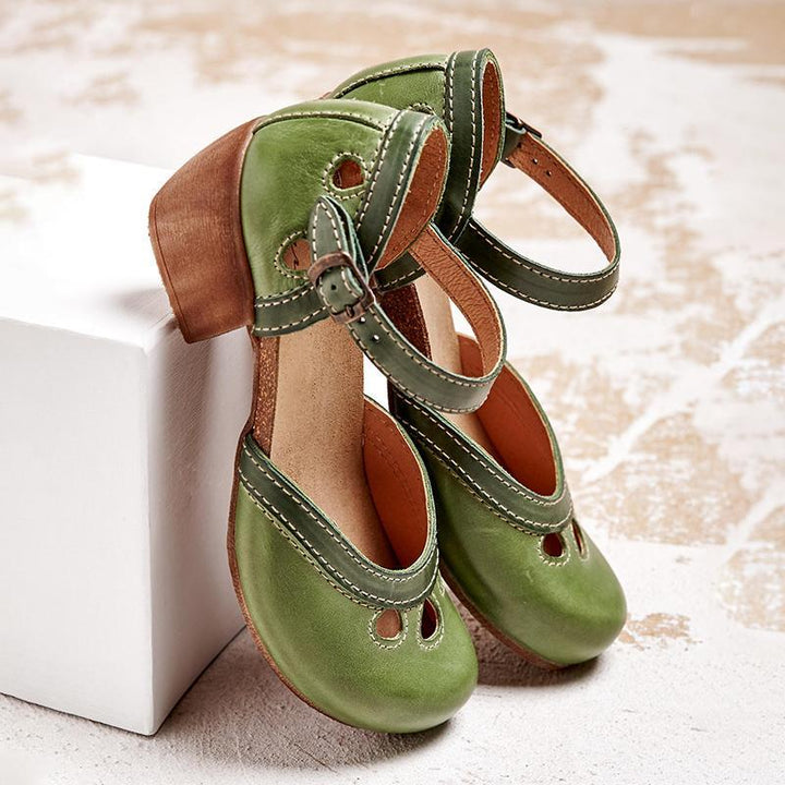 Fashionable women's open toe sandals, featuring a chunky block heel & supportive ankle strap, for summer style.
