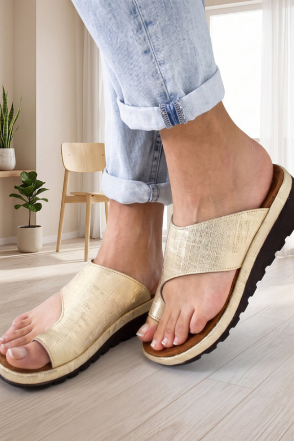 Supportive women's sandals designed for foot alignment and arch support, perfect for casual summer walking.