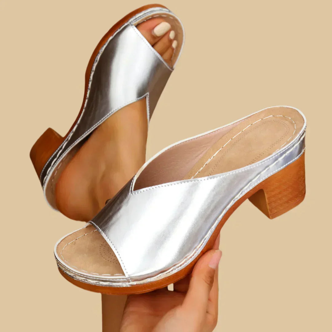 Stylish women's flat sandals for daily wear, providing orthopedic support and casual summer comfort.