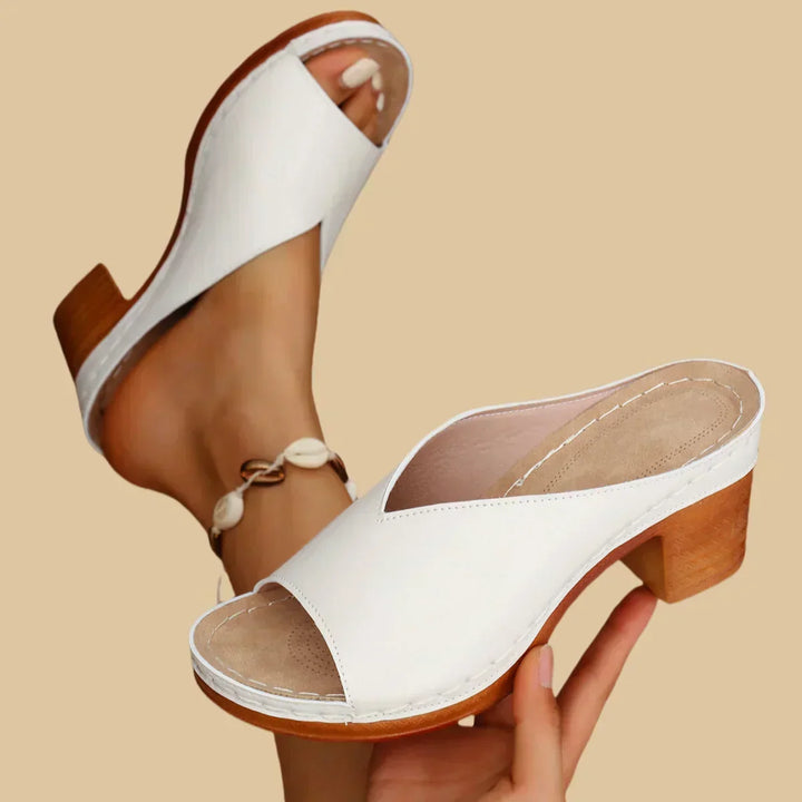 Comfortable women's flat sandals with orthopedic support, ideal for all-day wear and walking.