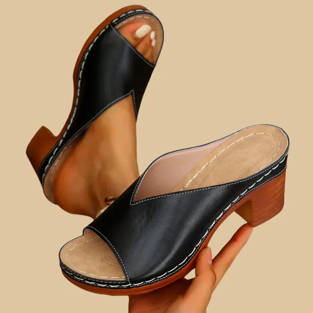 Versatile women's orthopedic flat sandals, perfect for summer daily wear and casual comfort.