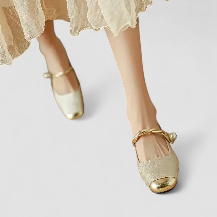 Vintage Mary Jane shoes for women, orthopedic, with a low block heel & elegant buckle.