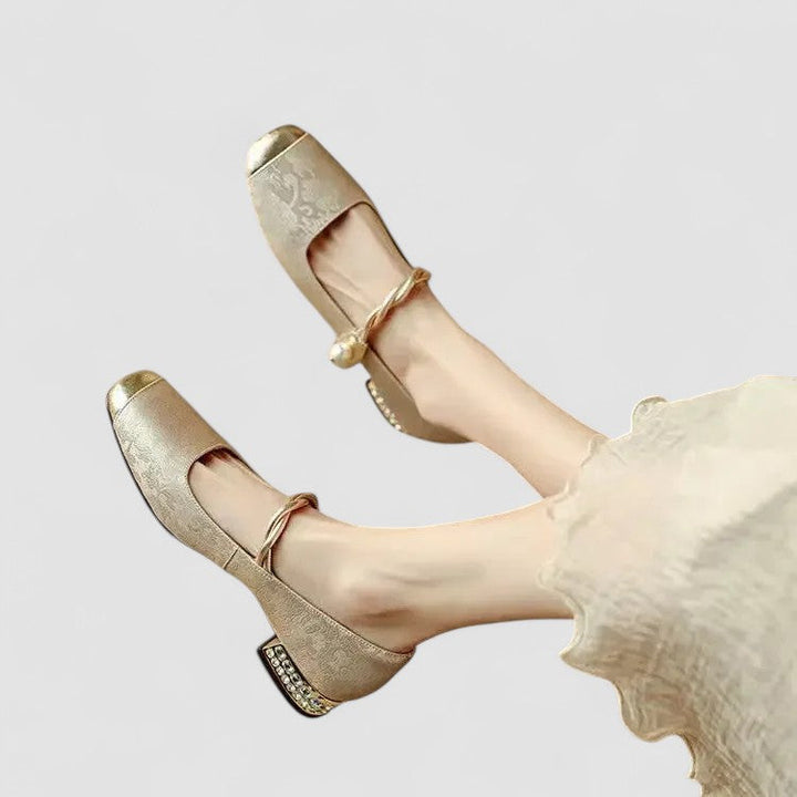 Women's vintage style Mary Jane shoes, orthopedic support, low block heel for elegant comfort.