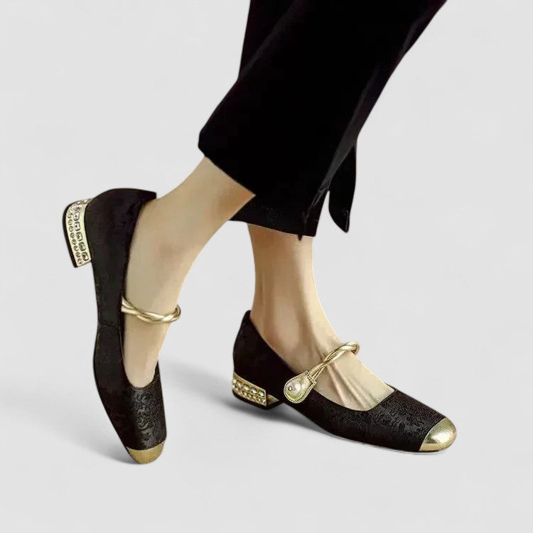 Orthopedic women's Mary Jane shoes, vintage look, low block heel, ideal for comfort.