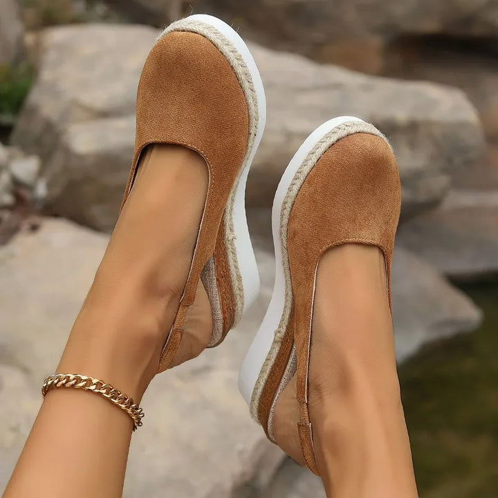 Close-up of women's comfort sandals highlighting ergonomic arch support & cushioned sole for pain relief.