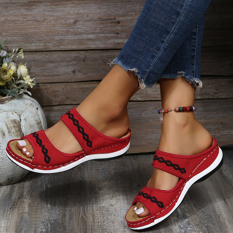 Stylish LunaStride women's walking sandals, offering superior arch support & comfort for daily wear and summer.