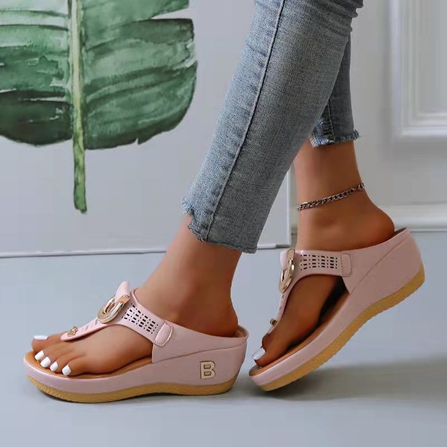 Elegant women's orthopedic sandals with robust arch support, designed for all-day summer comfort and casual fashion.