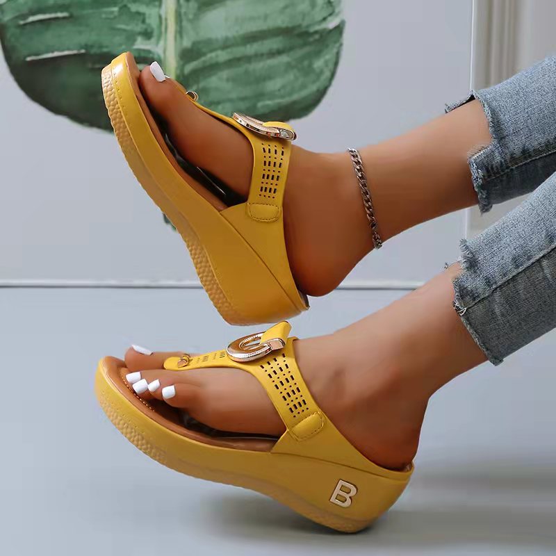 Orthopedic women's sandals, Livienne brand, offering excellent arch support and summer comfort, ideal casual footwear.
