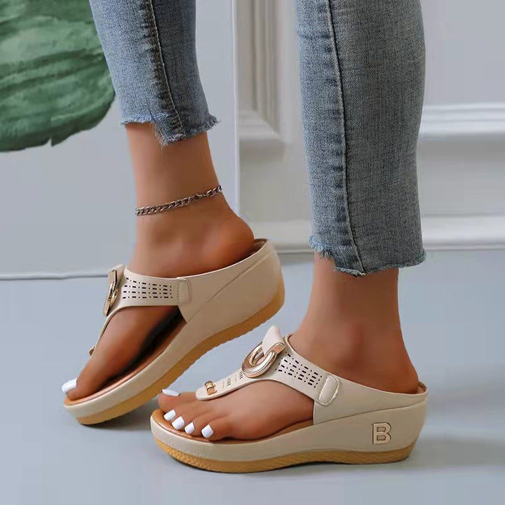 Stylish women's orthopedic sandals in vegan leather, designed for summer comfort and foot support at the beach.
